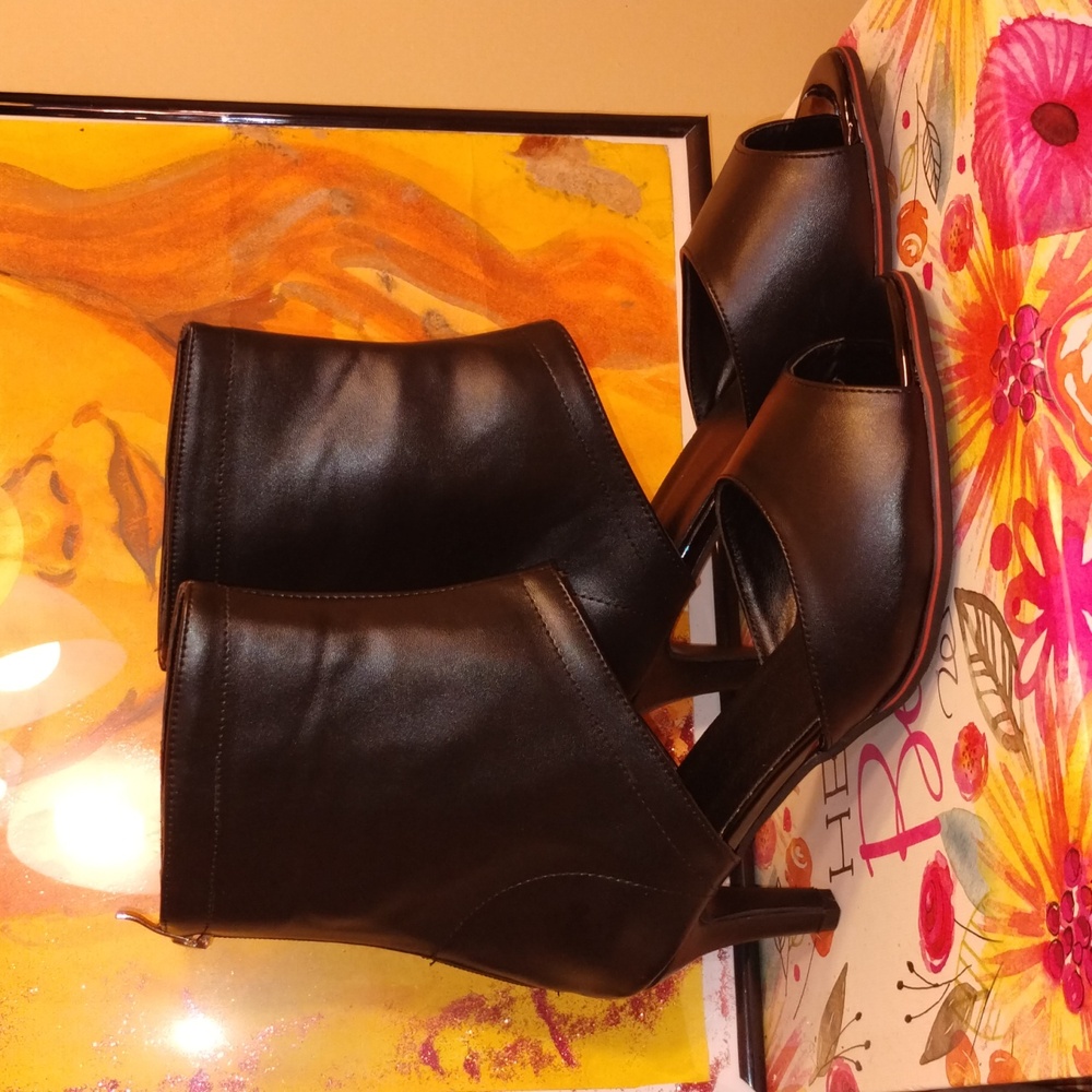 Heeled sandals with zipper